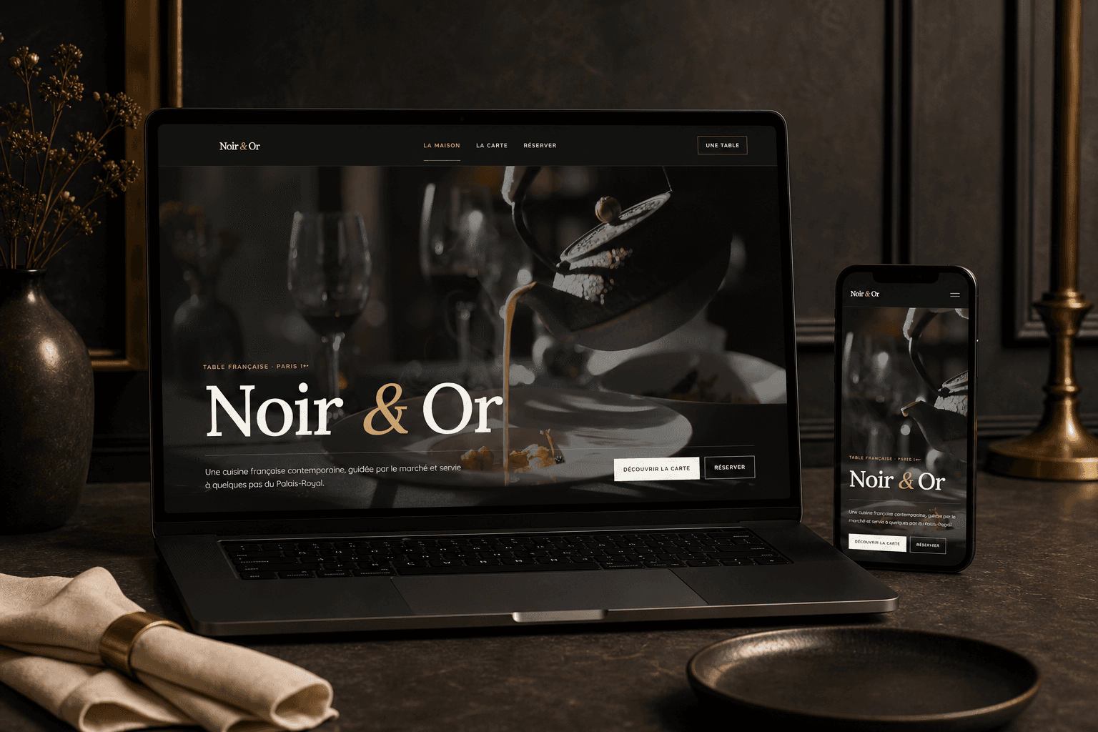 Site Noir & Or présenté sur ordinateur et mobile dans un décor de restaurant