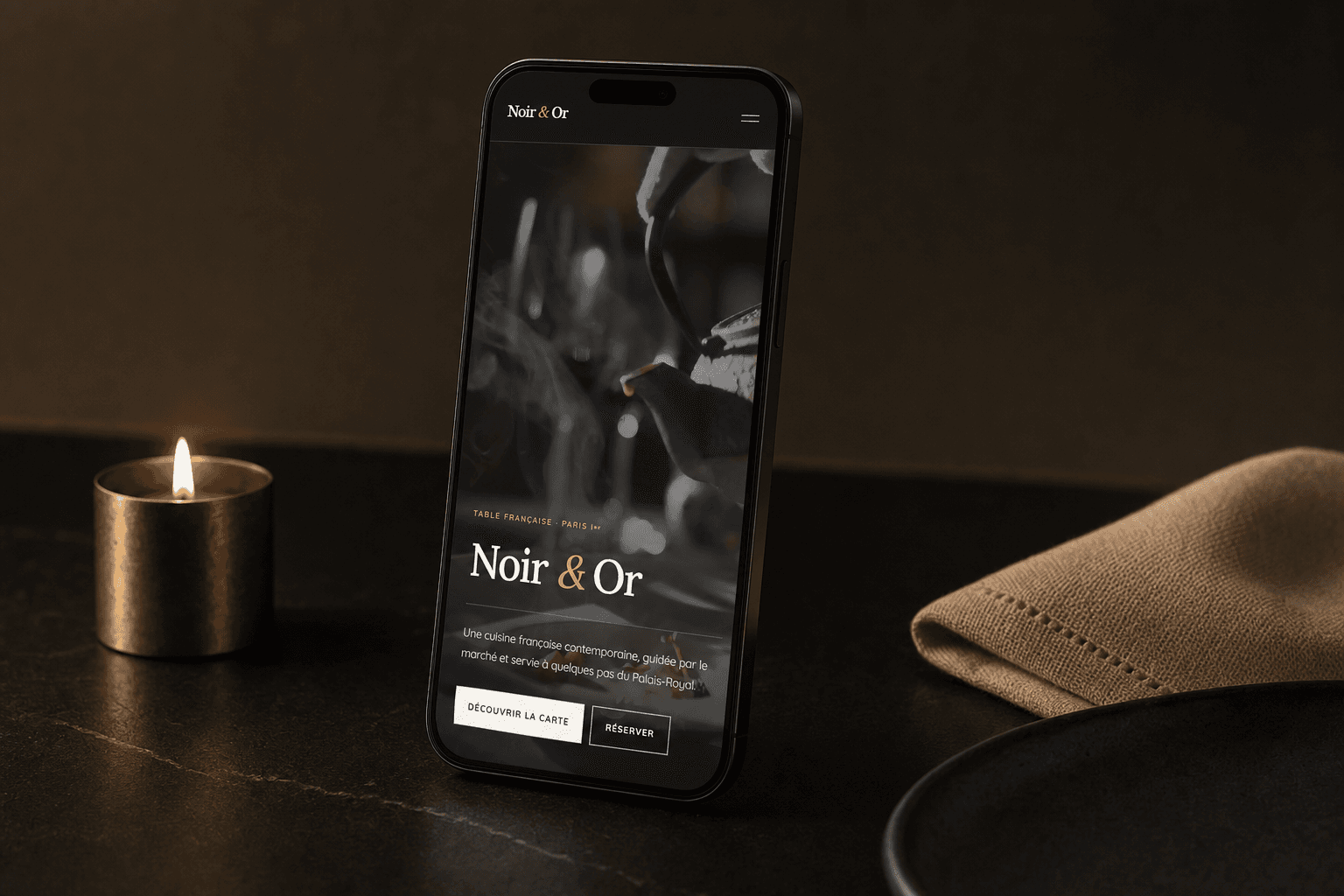 Page d’accueil mobile de Noir & Or présentée sur un téléphone